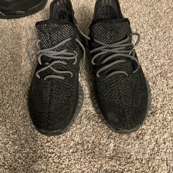 Yeezy 350 - Picture 2 of 4
